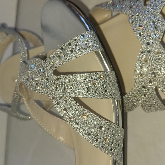 Touch Ups Women's Lena Wedge Sandal, Silver, 8 W - Picture 11 of 12